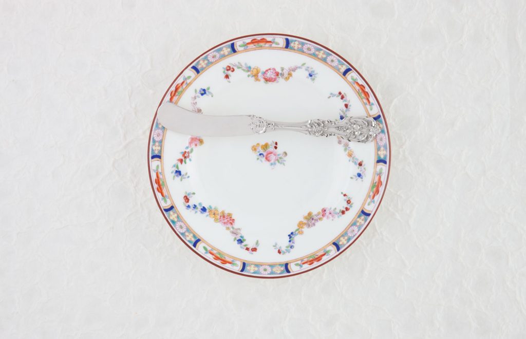A photo of a bread plate and butter knife