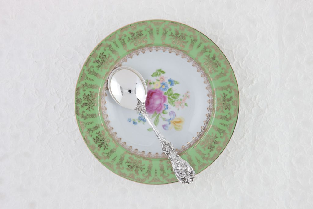 A picture of a plate and a spoon for lessons in etiquette