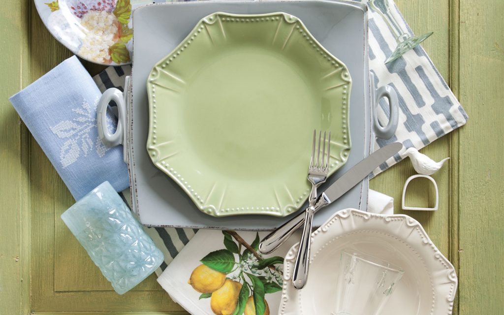 A detailed picture of tableware used for an easy breezy place setting.