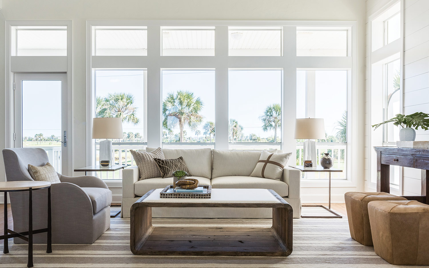 AT HOME ON THE COAST Author : BY Ashley Shaw Introduction : TEAMING UP WITH A CELEBRATED LOCAL DESIGNER, TEXAS HOMEOWNERS RENOVATE THEIR COASTAL HOUSE TO REFLECT THEIR MODERN STYLE AND LOVE OF GATHERING WITH FAMILY.