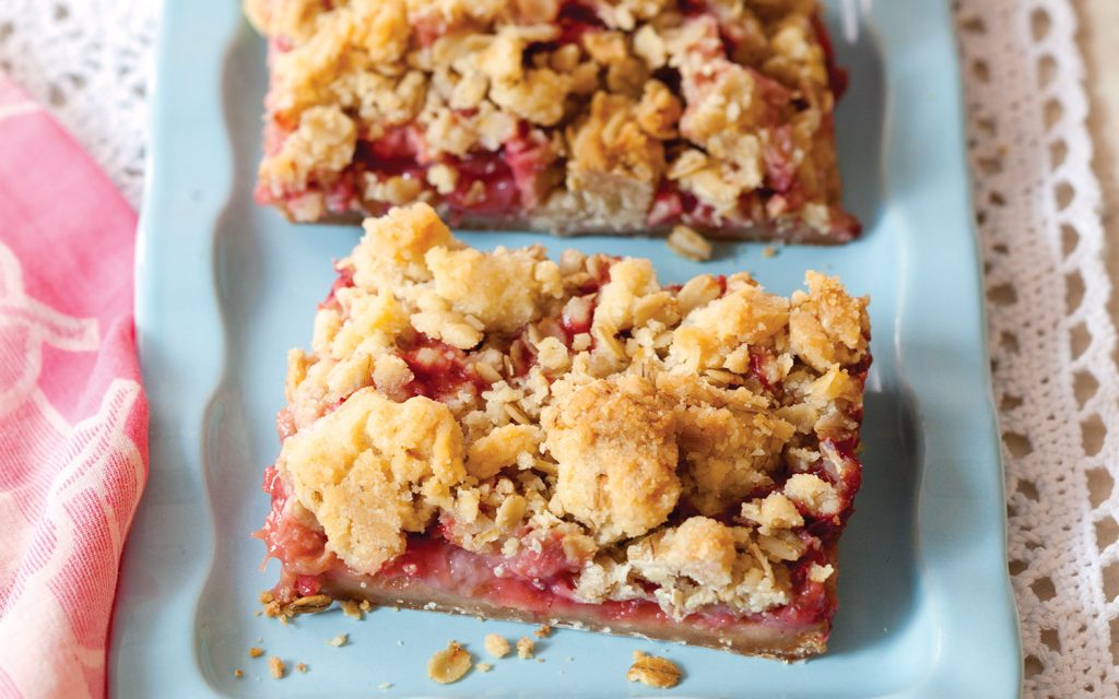 Strawberry Rhubarb Crumble Bars