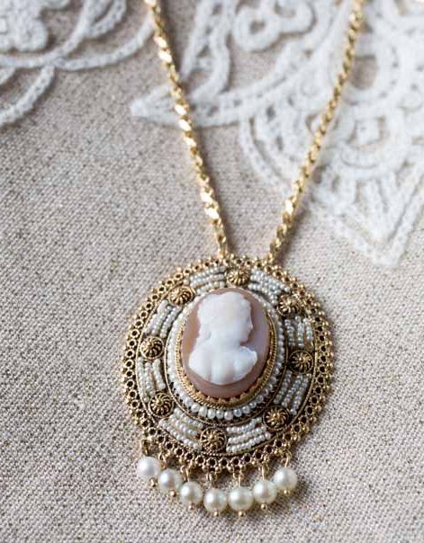 Cameo pendant necklace with pearls