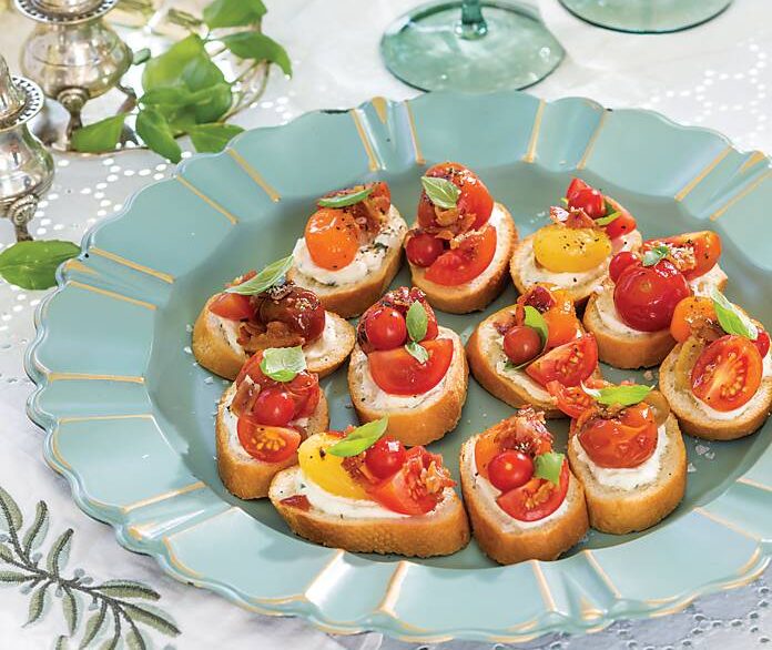 Mini Tartines with multicolored tomatoes and pancetta
