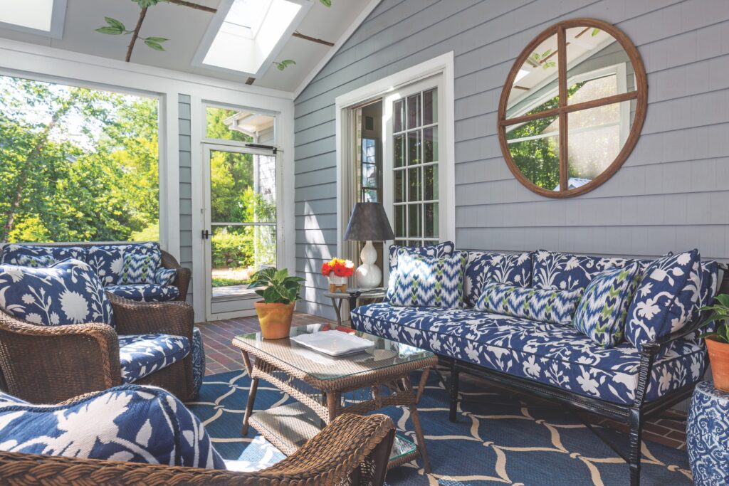 Screened porch with blue and white furnishings