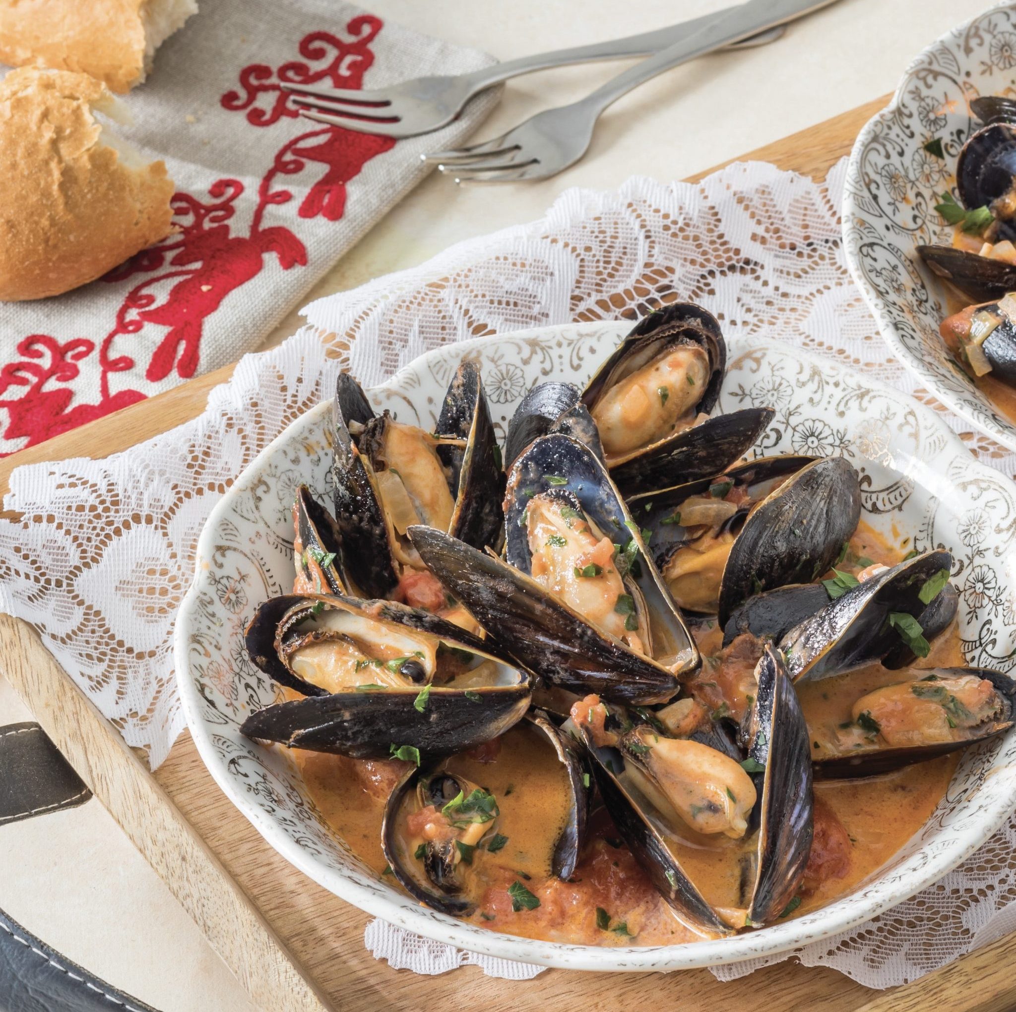 Mussels with White Wine-Tomato Sauce