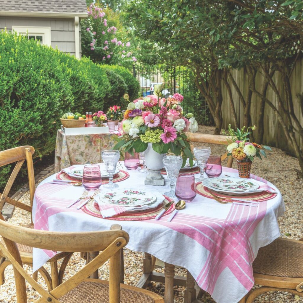Outdoor midsummer supper features a pink-and-white tablescape