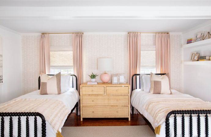 Bedroom with two twin beds