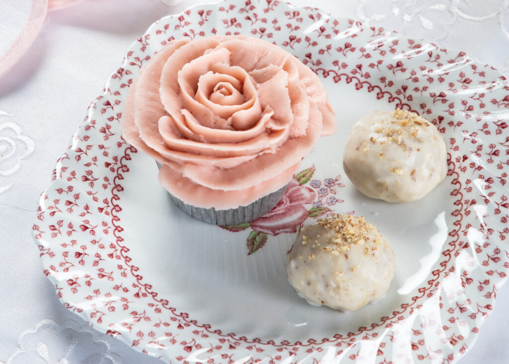 Rose cupcake with two almond cookies